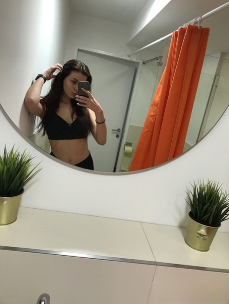 La adolescente rusa Emily Mayers muestra su gran culo mientras se toma selfies desnuda