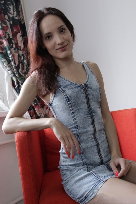 苗条的业余爱好者米娅-桑德斯在红色沙发上展示她的乳沟和内裤