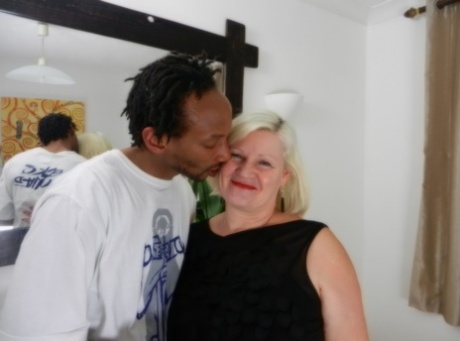 La abuelita cachonda Lacey Starr seduce a un semental negro delgaducho y se folla su enorme polla