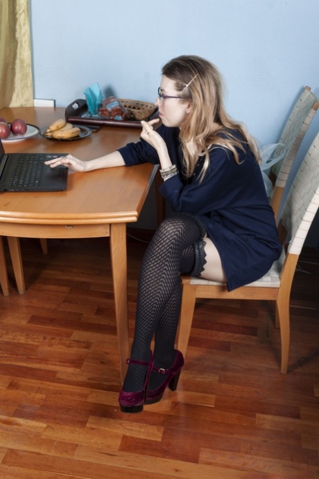 Znudzona amerykańska sekretarka Candy Rose rozciąga swoją futrzaną cipkę po pracy