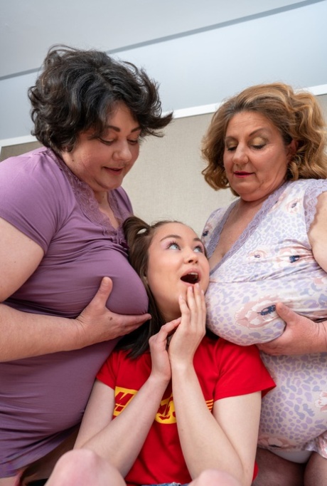 Mladá lesbička s drobným tělem Maya si hraje se dvěma dospělými tlusťochy