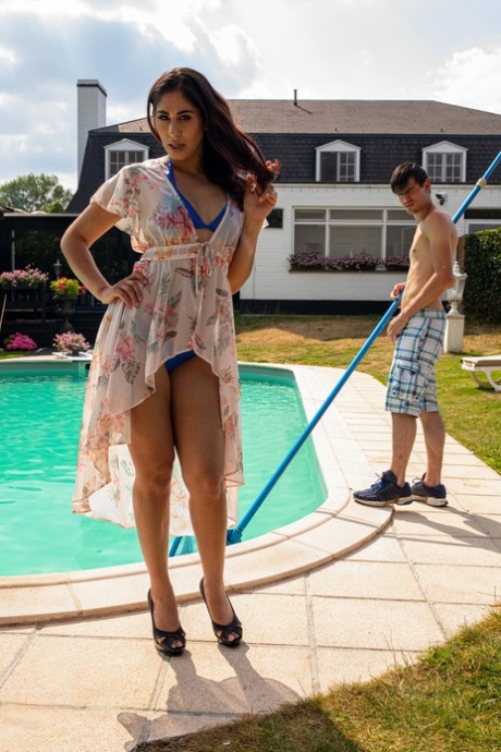 英国妈妈 Sahara Knite 在户外被泳池男孩操弄多毛的阴道