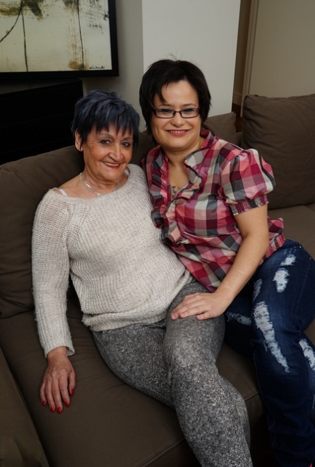 Oma Evalyne und ihre jugendliche lesbische Freundin Karina W fassen sich gegenseitig an