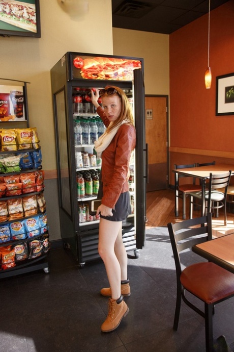 Śliczna nastolatka z piegami Abby Vissers pokazuje swoje naturalne cycki w miejscach publicznych