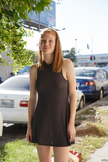 Die süße, sommersprossige Abby Vissers zeigt ihre natürlichen Titten an öffentlichen Plätzen