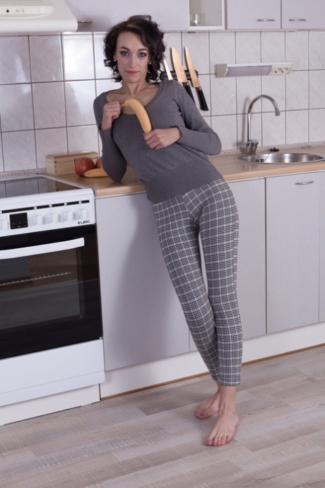 Žhavá amatérka Cleo Dream shodí pyžamo a odhalí své křoví v kuchyni