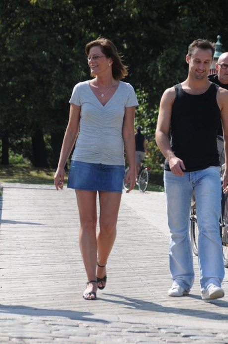 Europäische Reife mit kleinen Titten Lilje wird von zwei Jungs im Park gefickt