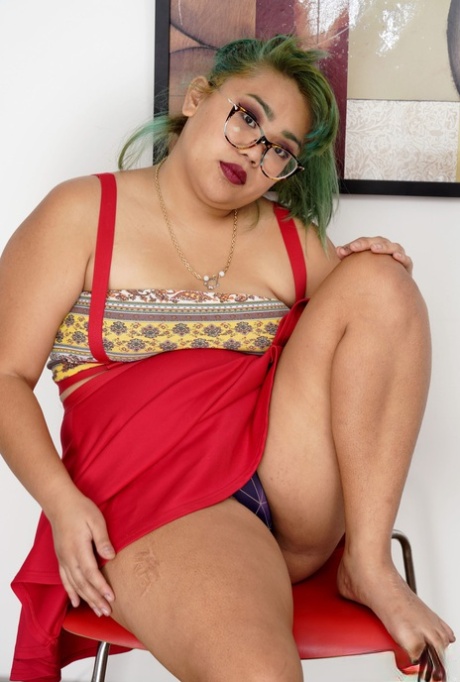 Amateur hippie Manila Bey kleedt zich uit en laat haar dikke harige lichaam zien