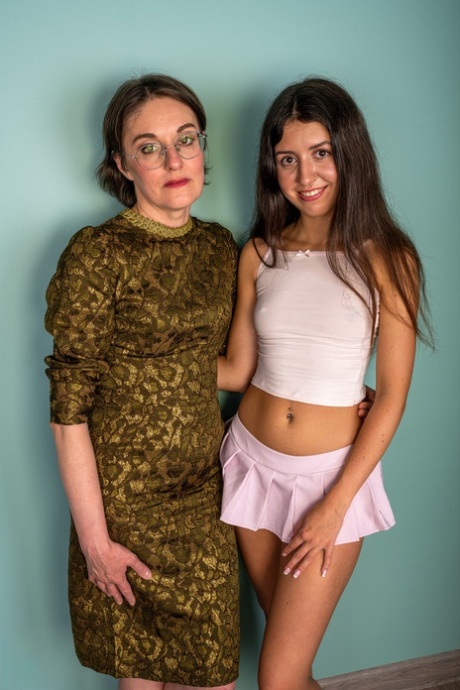 Fræk teenager Katty West og hendes frække kæreste poserer nøgne med en moden dame