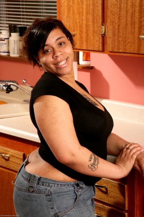 De harige ebony Nykole showt haar grote tieten & haar geweldige kont in de keuken