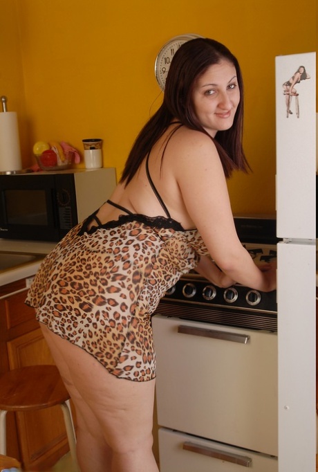 La gorda latina Sonia se desnuda en la cocina, enseña sus grandes tetas y se frota el coño