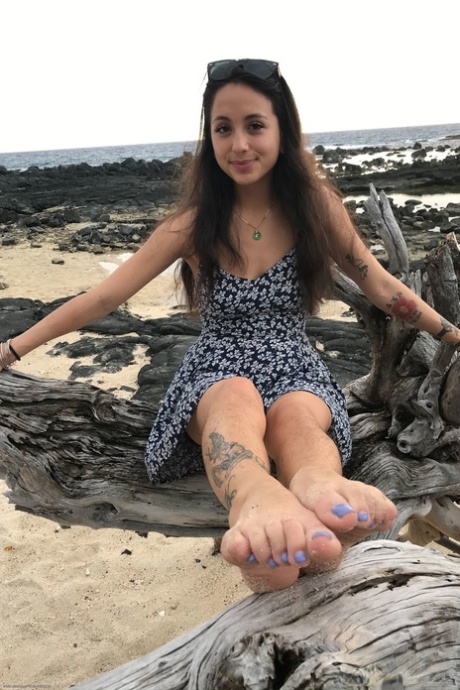 Nastolatek Mi Ha Doan miga jej cycki i wystawia jej owłosione cipki na plaży