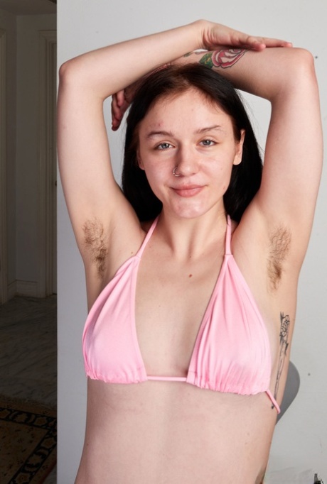 Amatörbaben Rosalyn Sphinx visar upp sina håriga armhålor och buskiga hål