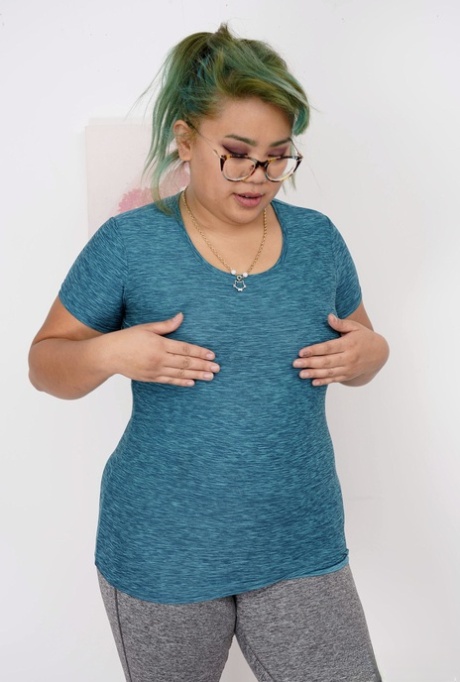 Chubby Asian Babe Manila Bey enthüllt ihre großen schlaffen Titten und riesigen Arsch
