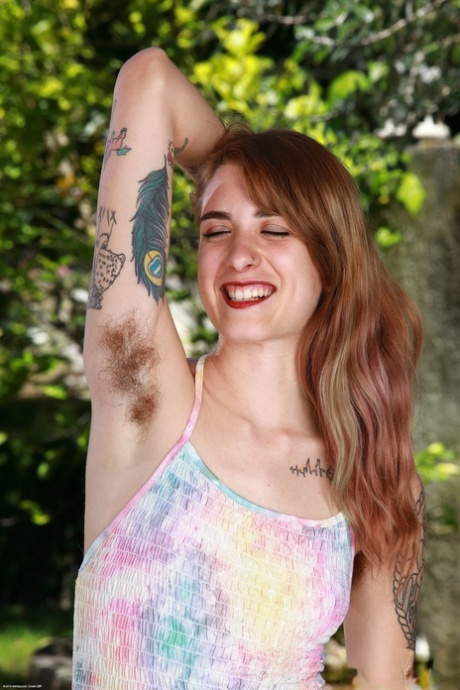 Roodharige Russische hippie Pearl Sage toont haar harige lichaam & pist buiten