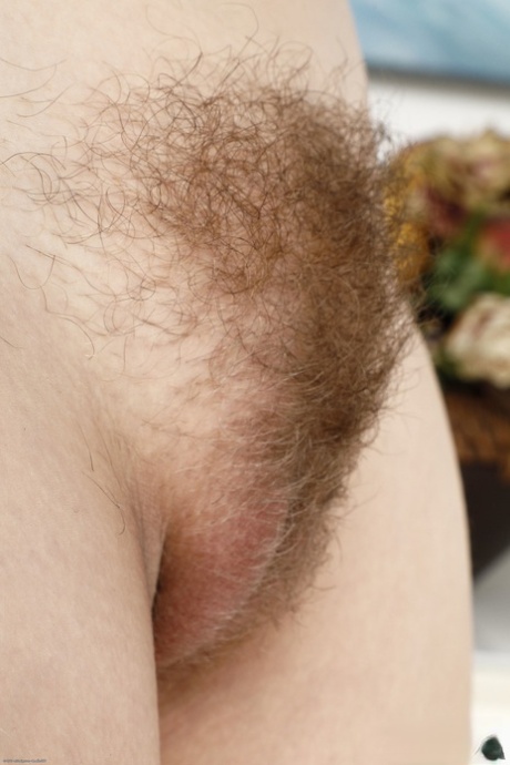 A adolescente sem cuecas Sailor Luna despe-se e mostra o seu grande rabo, mamas e cona peluda