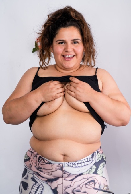 Mollige Amateurin Karla Lane enthüllt ihre riesigen Titten und stellt ihre haarige Muschi zur Schau