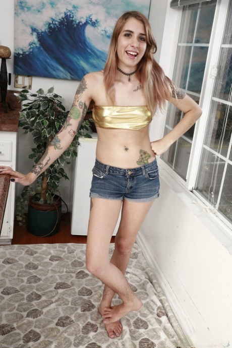 Russischer Hippie Pearl Sage zieht ihre Jeans-Shorts aus und zeigt ihre haarigen Löcher