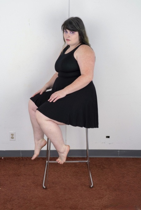 Amateur fetthaltige Cece Lachey zeigt ihren großen Arsch und reibt ihre haarige Muschi