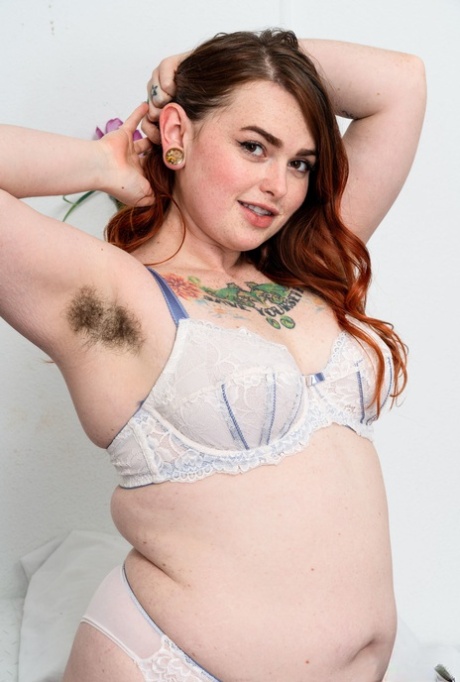 Пухленькая любительница Адора Белл демонстрирует свои волосатые ямки и толстую волосатую киску