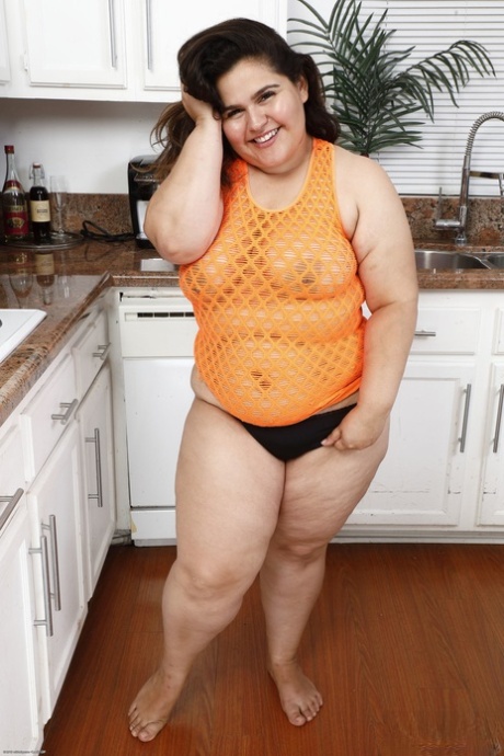 胖乎乎的业余选手卡拉-莱恩（Karla Lane）在独唱中展示她的大奶子和毛茸茸的阴部