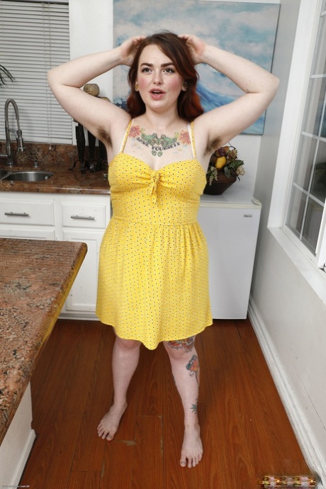 Chubby Adora Bell enlève sa robe jaune et écarte sa chatte poilue de près