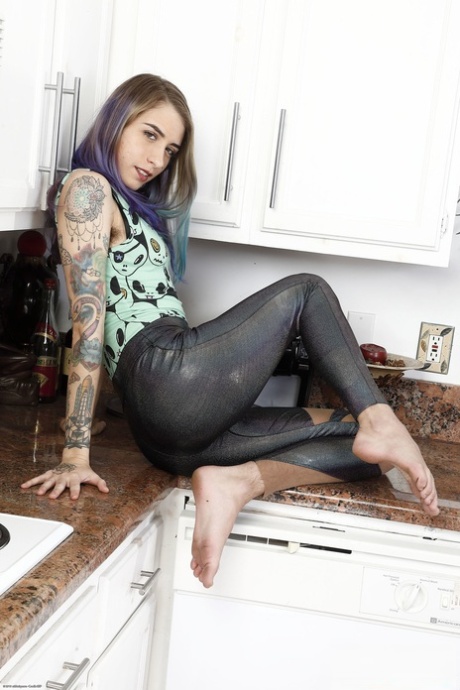 Татуированная русская Pearl Sage раздевается на кухне и обнажает свою волосатую промежность