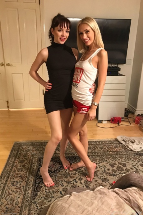 Sexede, tynde teenagere Aliya Brynn og Sky Pierce klæder sig af og sutter hinandens tå