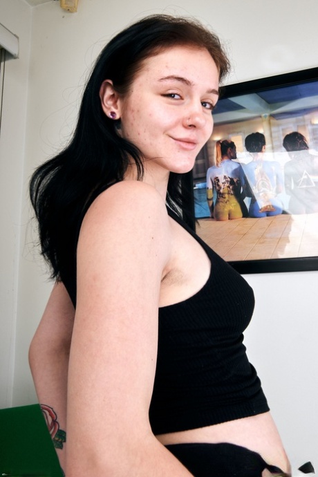 La jeune Américaine Rosalyn Sphinx montre de près ses tétons sexy et son gros cul.