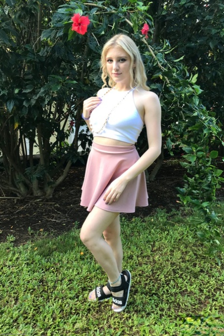 Den blonde amerikaner Melody Marks viser sine store bryster og lyserøde kusse frem i offentligheden