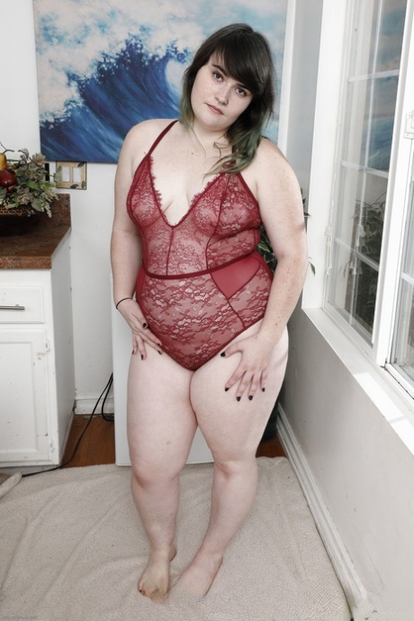 A BBW amadora Cece Lachey perde a lingerie e mostra os seus buracos peludos de perto
