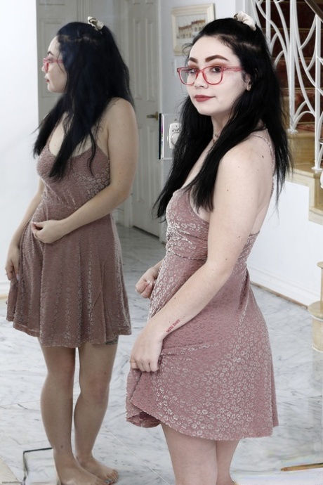 A adolescente nerd de cabelo preto e mamas grandes Leena Lux despe-se e posa nua