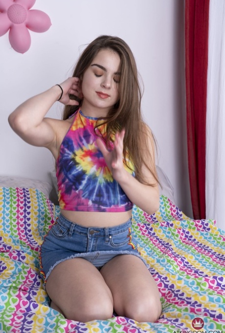 Megan Marx, adolescente amateur, montre ses seins minuscules et ses trous roses.