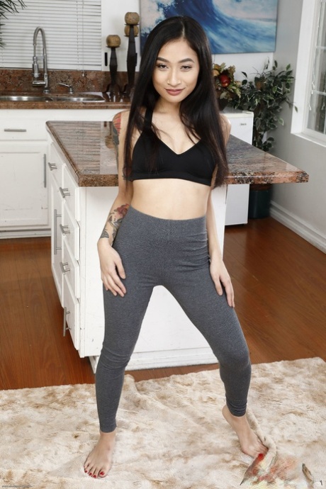 Malá asijská brunetka Avery Black si hraje se svou masitou kundičkou zblízka