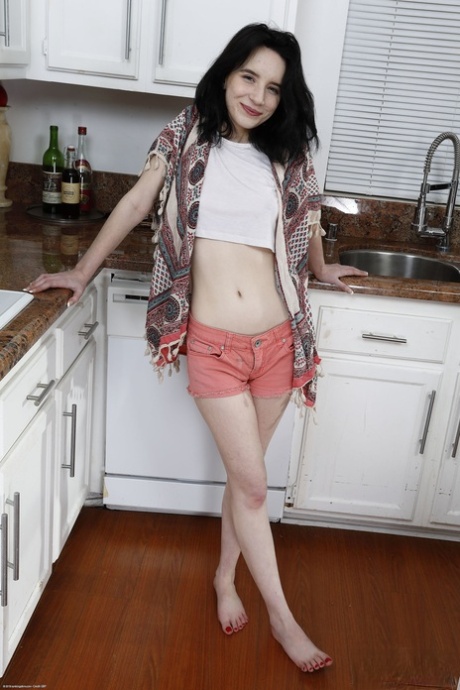 Lily Moon, Américaine brune, se déshabille dans la cuisine et montre son gros cul et ses trous.
