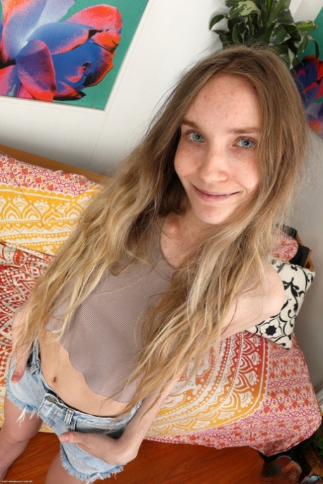 Skinny Amateur Babe Claire Roos zieht sich aus und entblößt ihre Löcher