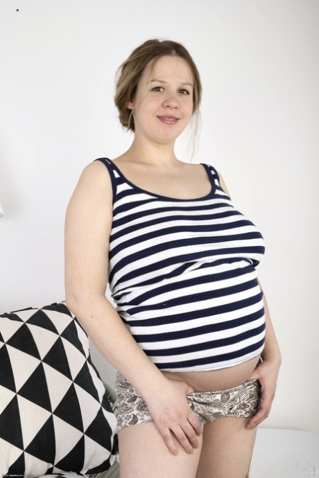 Embarazada Evelyne Cage desnudandose y mostrando sus grandes tetas y su coño peludo