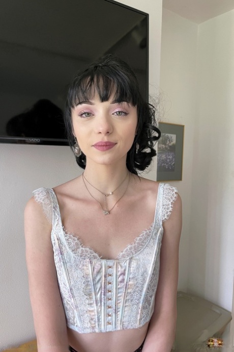 Skinny teen Cecelia Taylor rivela la sua azienda bottino, fori e piedi sensibili