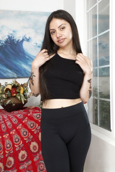异国业余拉丁裔女演员 Rose Darling 近距离展示修剪整齐的阴部和臀部