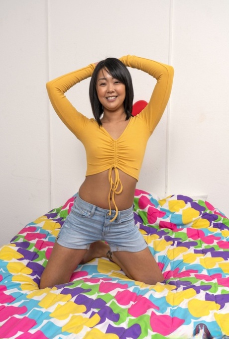 Eksotisk asiatisk teenager Saya Song afslører sin blækkede krop og stramme huller