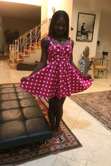 Der kleine afroamerikanische Teenie Noemie Bilas zeigt ihre Titten und Schokoladenlöcher in einem Solo