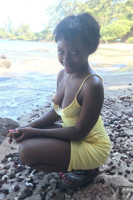 Malá afroamerická teenagerka Noemie Bilas ukazuje svá prsa a kakaové dírky v sóle