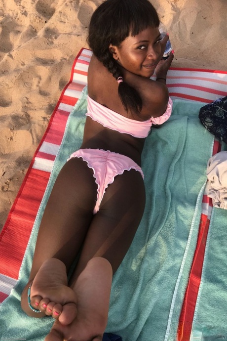 Noemie Bilas, petite ebony, espone le sue tette, la sua figa e i suoi piedi in un assolo