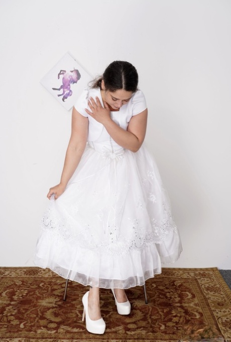 Пухленькая невеста Зигги Стар снимает свадебное платье и расстилает свою волосатую киску