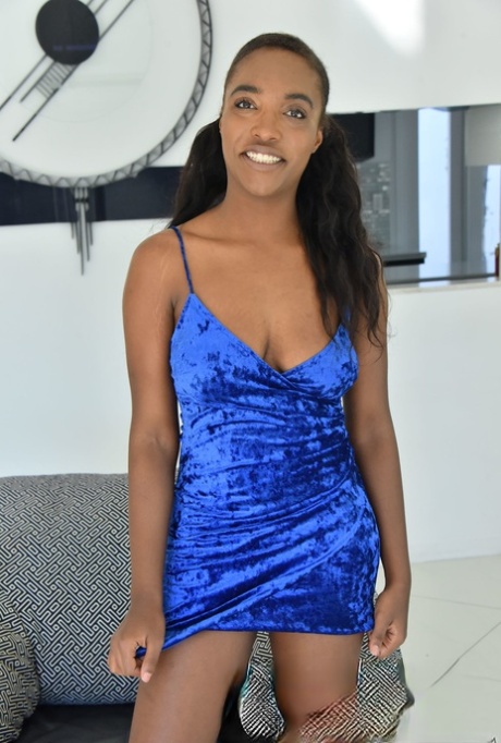 Den sorte amatør Daya Knight løfter op i sin blå kjole og klemmer sine store bryster