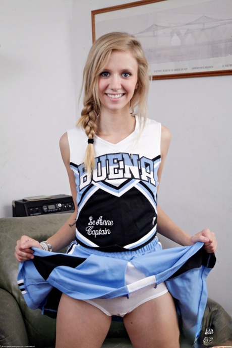 Den søte cheerleaderen Rachel James tar av seg uniformen og viser frem den skallede fitta si.