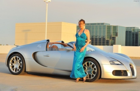 La bella aficionada Meghan se quita su elegante vestido y posa en topless en un coche