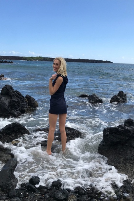 Blond Kanadyjka Sky Pierce pokazuje swoje gorące stopy i dziurki w solowej kompilacji