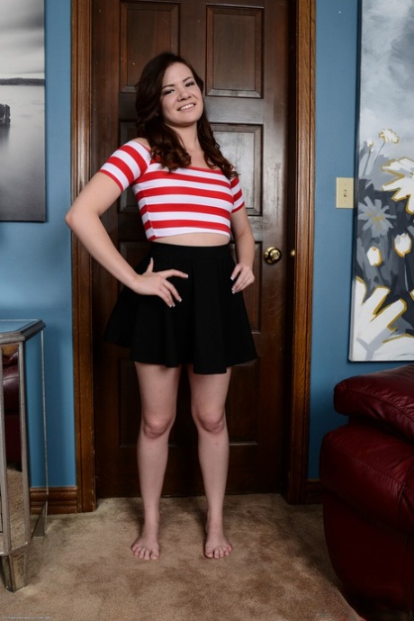 Mooie tiener Alison Rey kleedt zich uit & spreidt haar lekkere kutje van dichtbij uit