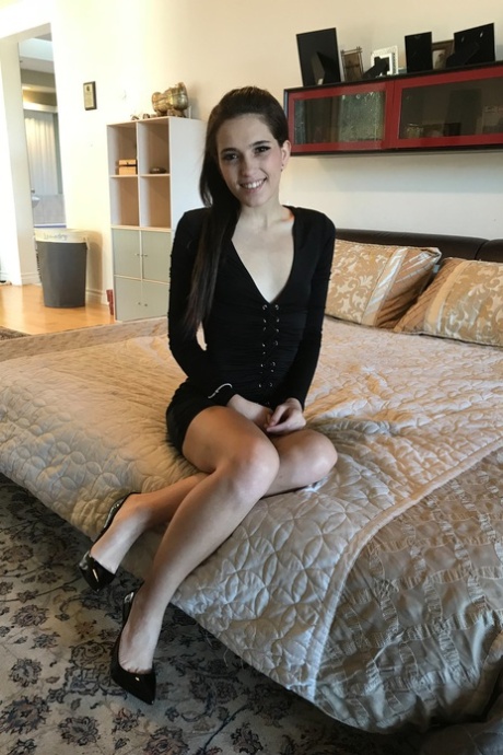 Ponętna nastolatka Brooke Haze pokazuje swoją atrakcyjną cipkę podczas wakacji